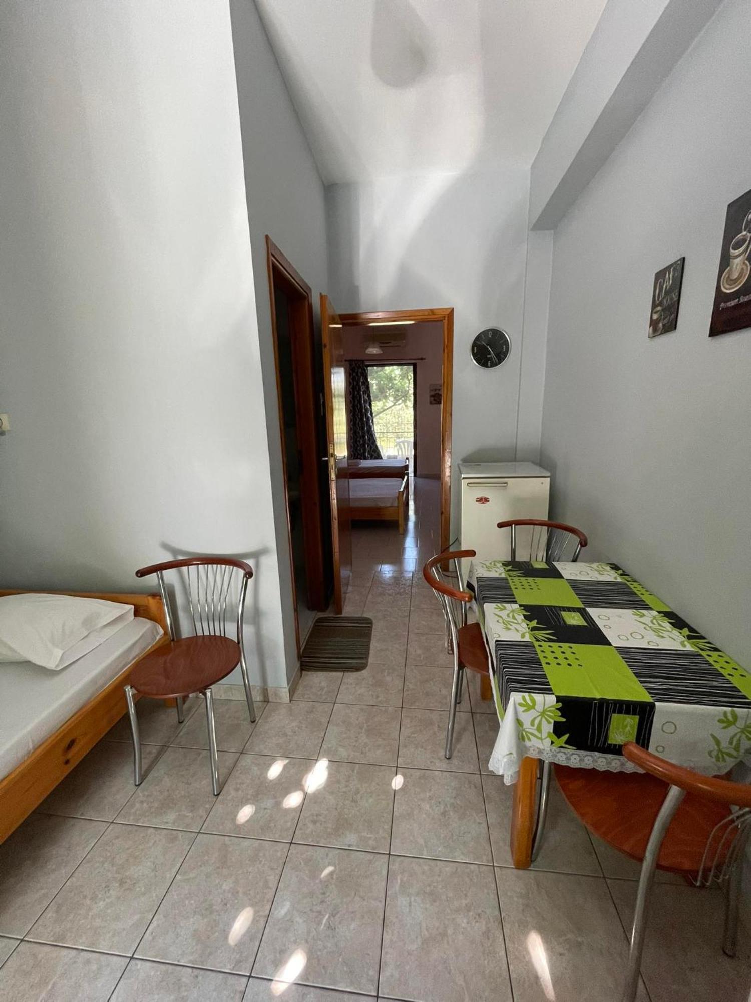 Yfantis Sakis Apartment'S Eratini Extérieur photo